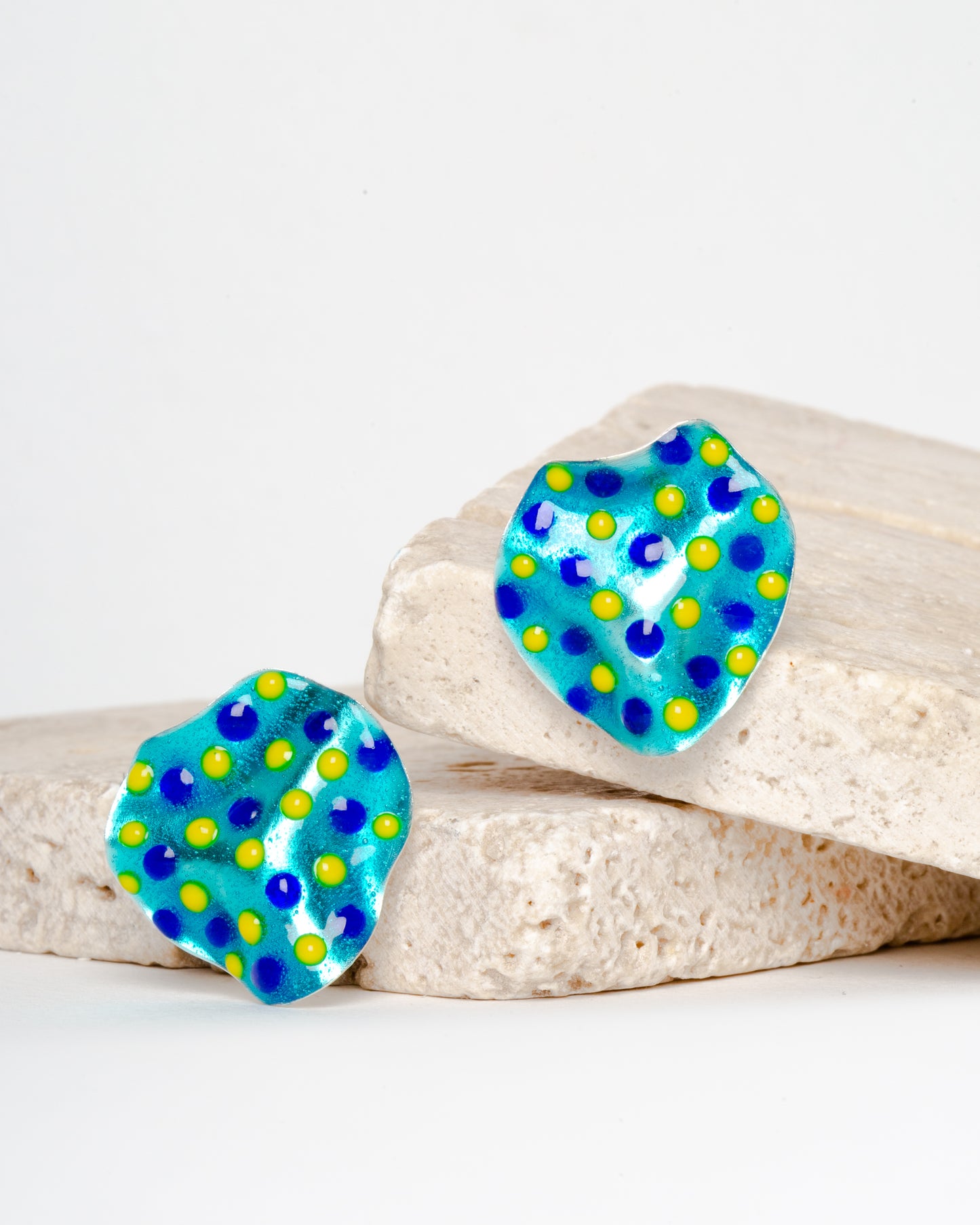 Orecchino in argento e smalto azzurro con pois blu scuro e giallo