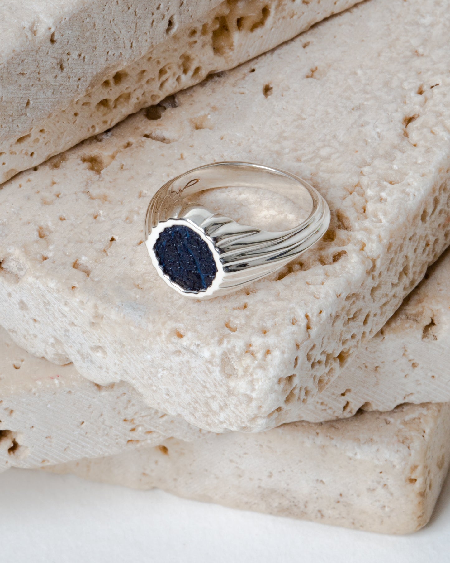 Anello sigillo in argento e pelle di mela blu notte