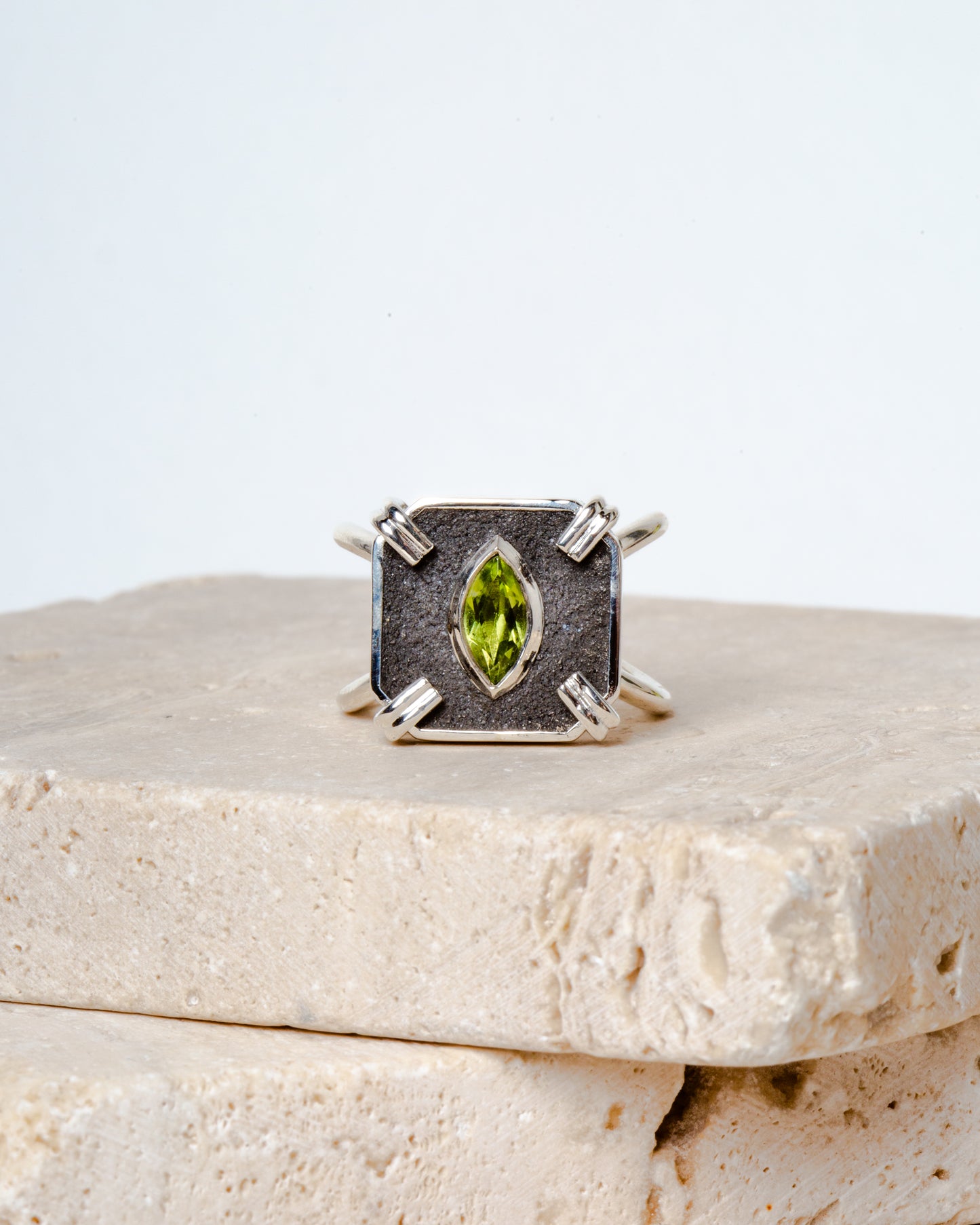 Anello Béton Brut in argento, cemento e peridoto