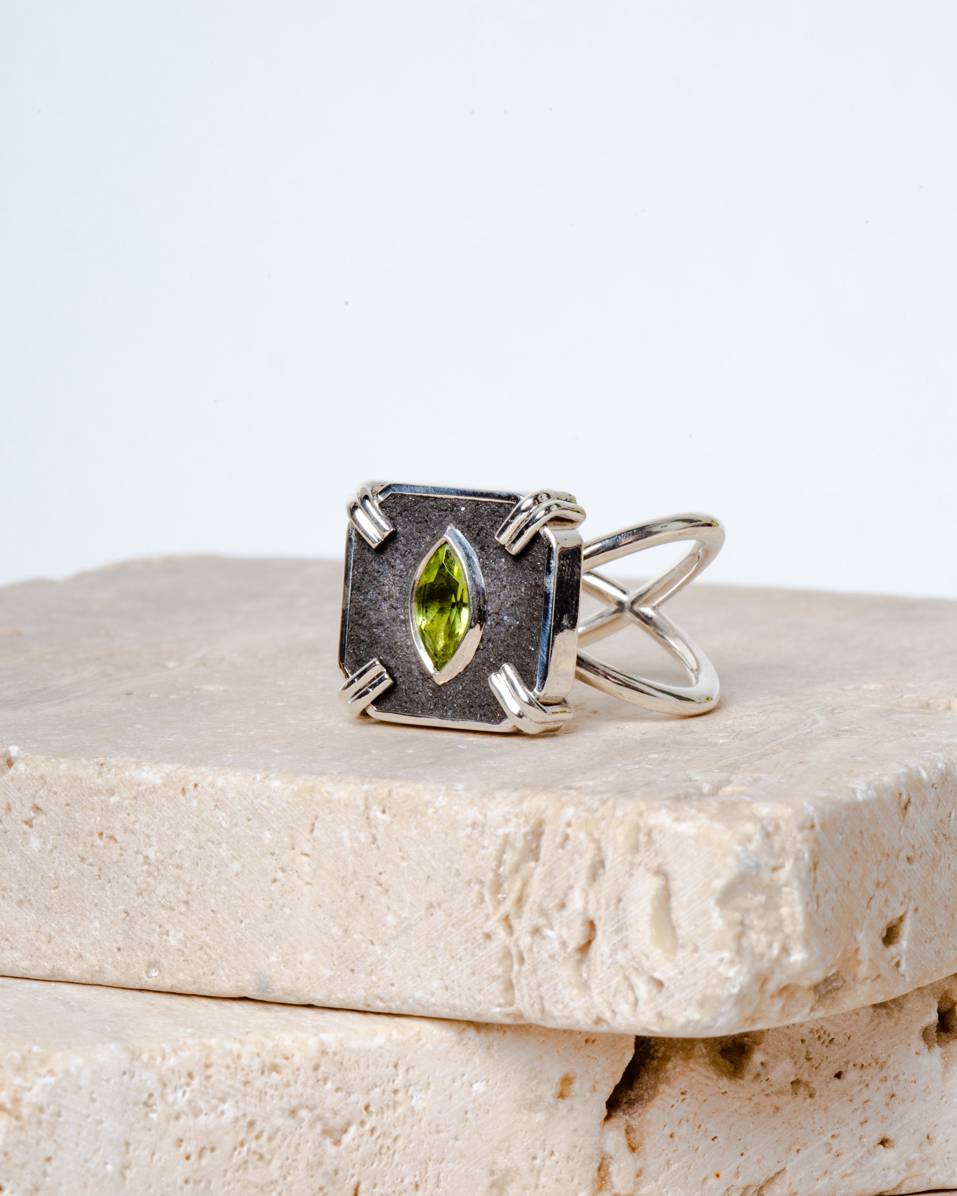 Anello in argento, cemento e peridoto