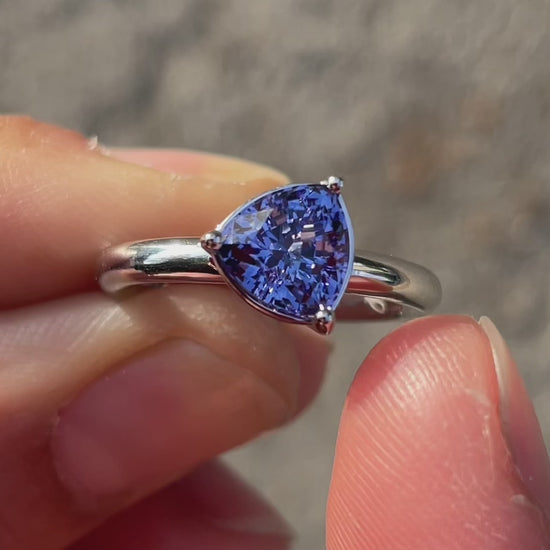 Anello in oro bianco e tanzanite con griffe girevole