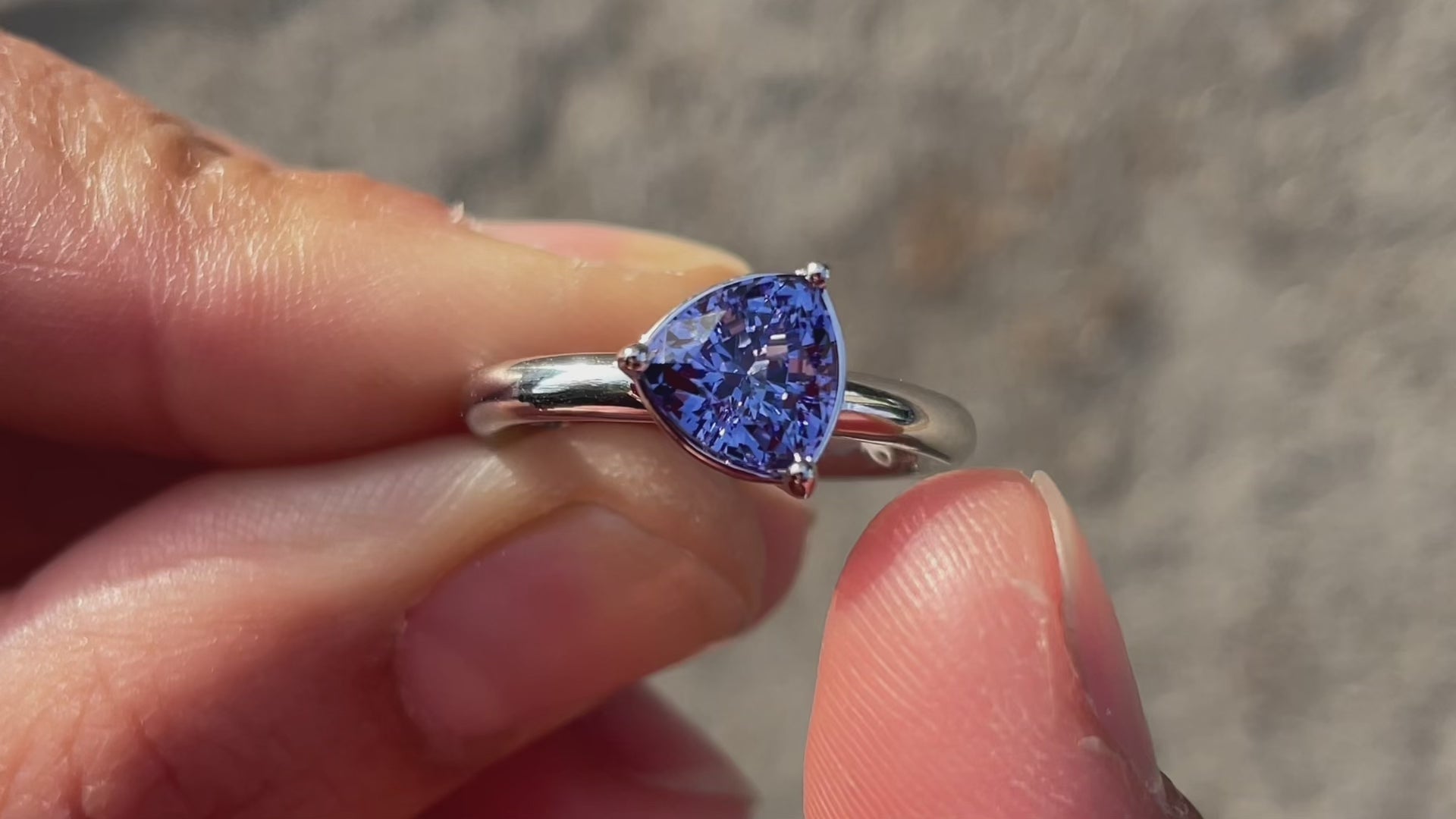 Anello in oro bianco e tanzanite con griffe girevole