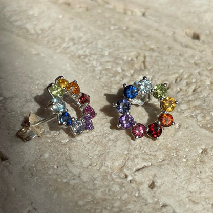 Orecchini in argento con pietre arcobaleno: zaffiro, topazio, peridoto, citrino, granato, iolite e ametista. 